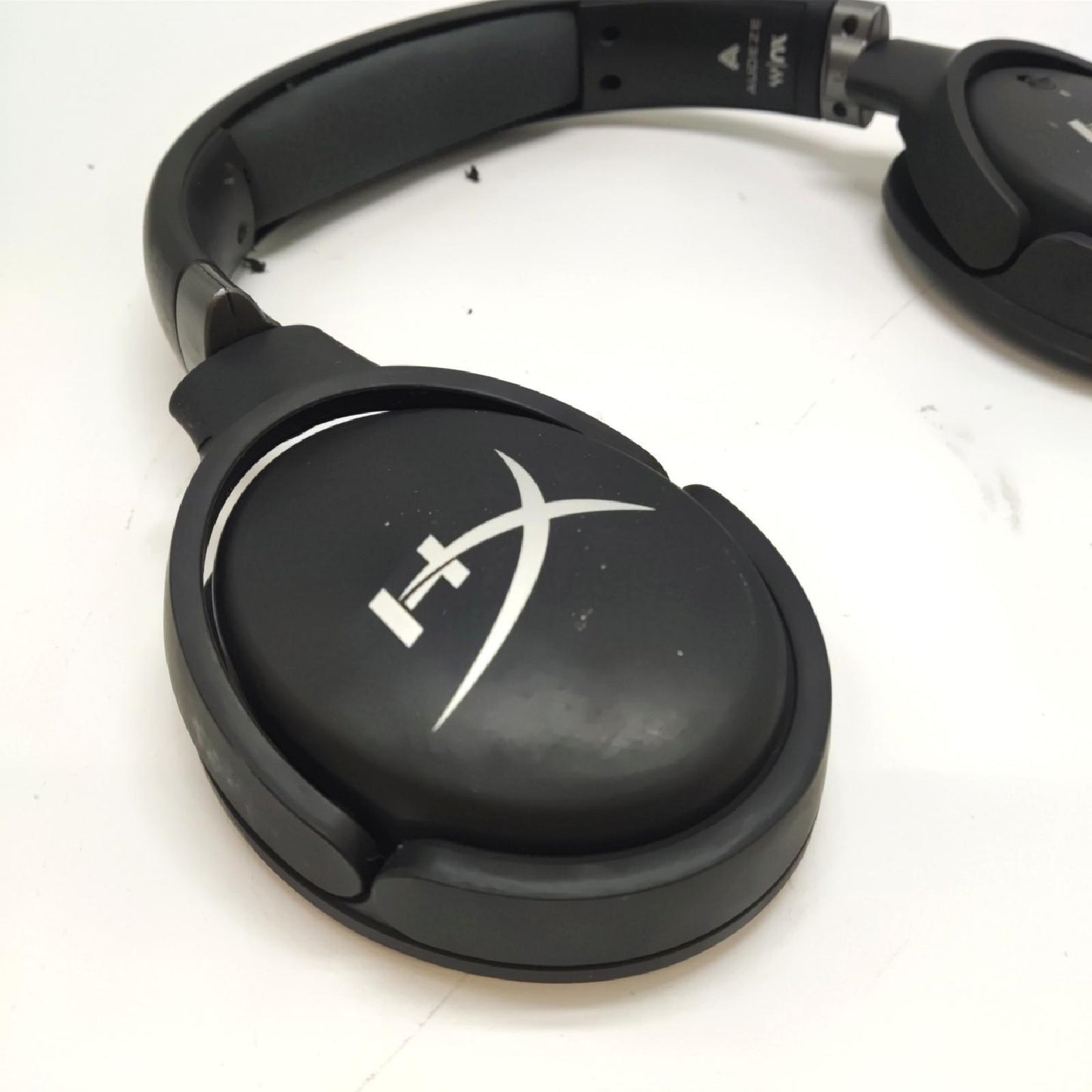 HyperX Cloud Orbit S Gaming Headset mit starken Gebrauchsspuren Kopfhörer Klangqualität immersive Audio-Qualität.