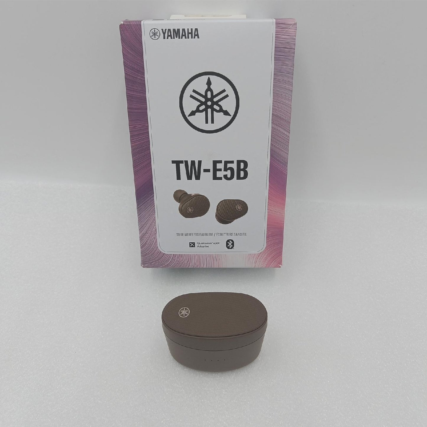 Yamaha TW-E5B True Wireless Earbuds – Ohrhörer in Ladecase mit True Sound, aptX Adaptive, Game Mode, Ambient Sound, Listening Care und eingebautem Mikrofon – In Braun