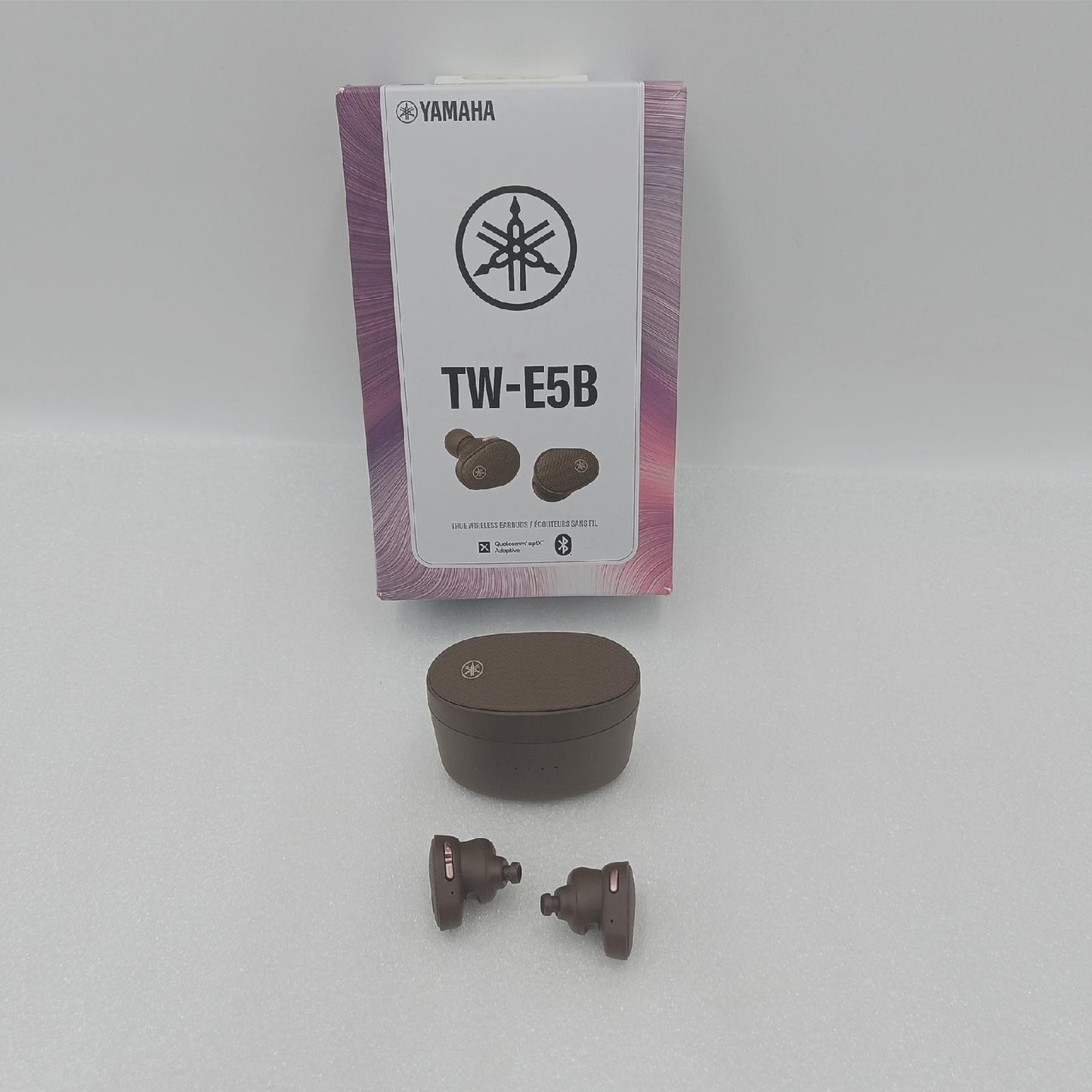 Yamaha TW-E5B True Wireless Earbuds – Ohrhörer in Ladecase mit True Sound, aptX Adaptive, Game Mode, Ambient Sound, Listening Care und eingebautem Mikrofon – In Braun