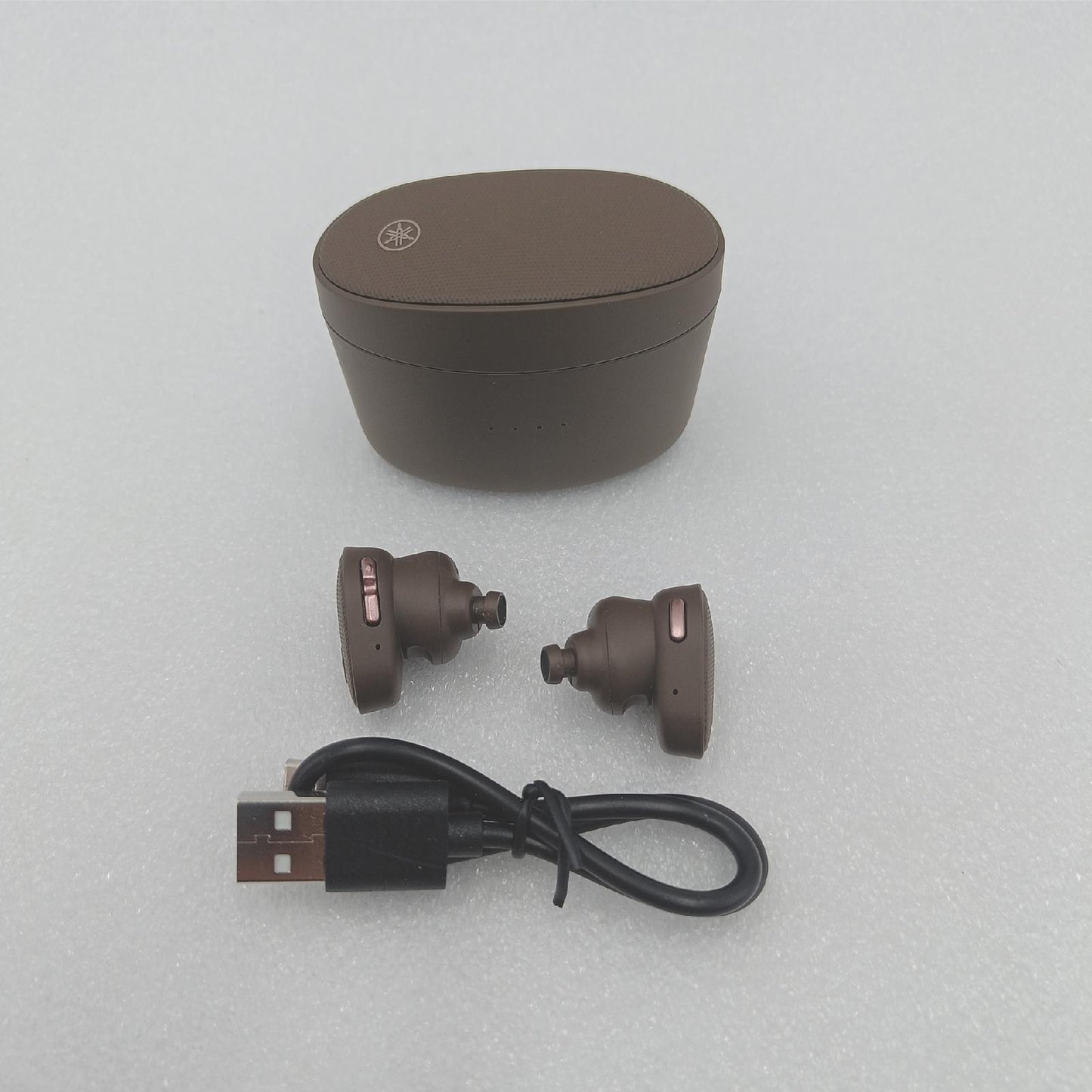 Yamaha TW-E5B True Wireless Earbuds – Ohrhörer in Ladecase mit True Sound, aptX Adaptive, Game Mode, Ambient Sound, Listening Care und eingebautem Mikrofon – In Braun