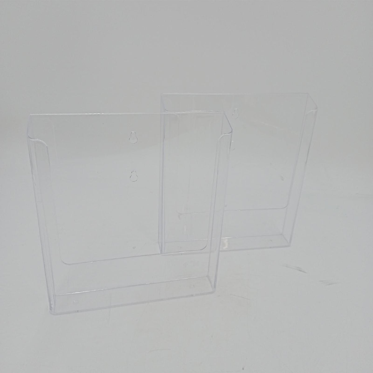VITAdisplays 2 Stk. DIN A4 Wandprospekthalter  transparenter Flyerhalter zur Wandmontage  Wand-Prospekthalter für DIN A4 Prospekte  Prospekthalter als Wandhalter für Flyer und Kataloge