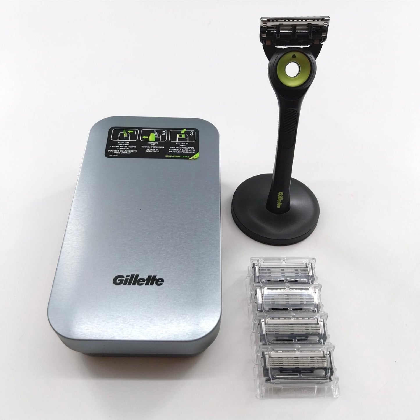 Gillette Rasierer Herrenpflege Rasierapparat mit 5 Ersatzklingen magnetische Basis Pflege