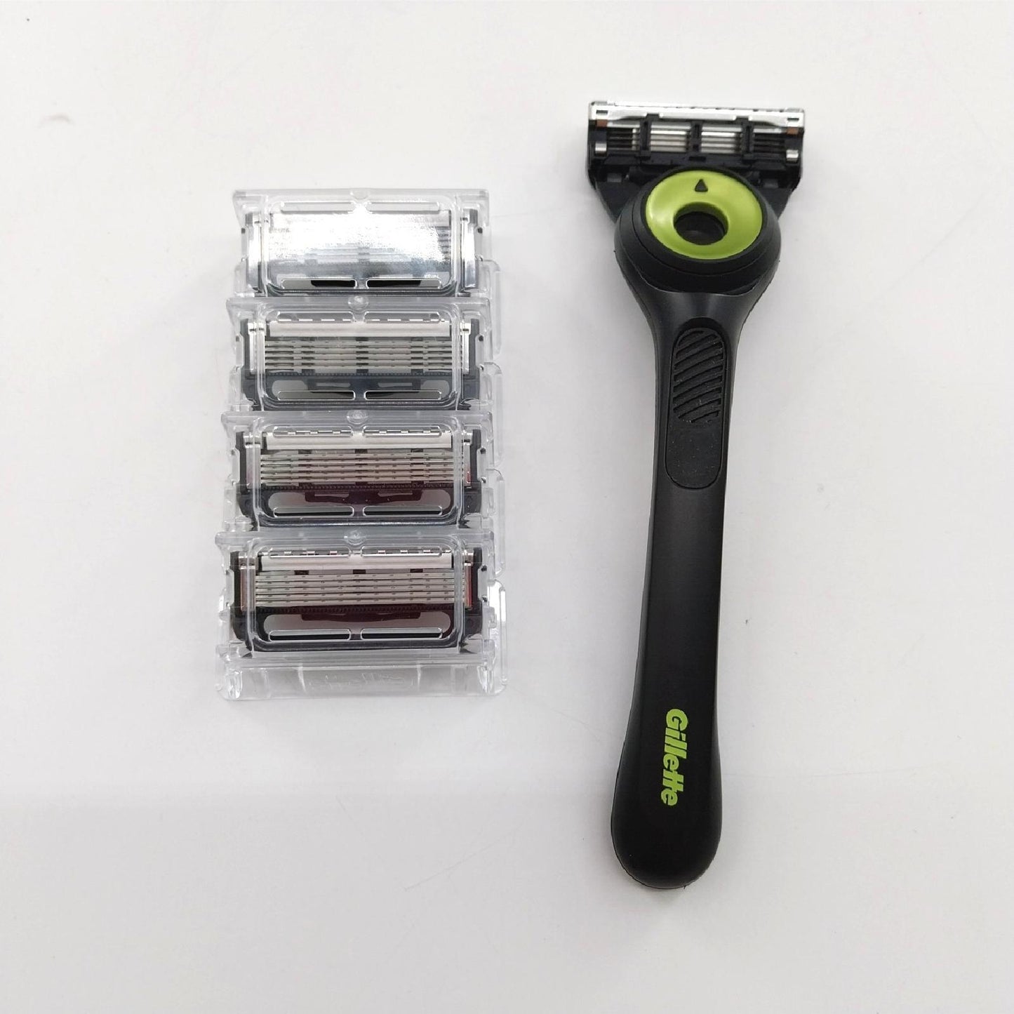 Gillette Rasierer Herrenpflege Rasierapparat mit 5 Ersatzklingen magnetische Basis Pflege