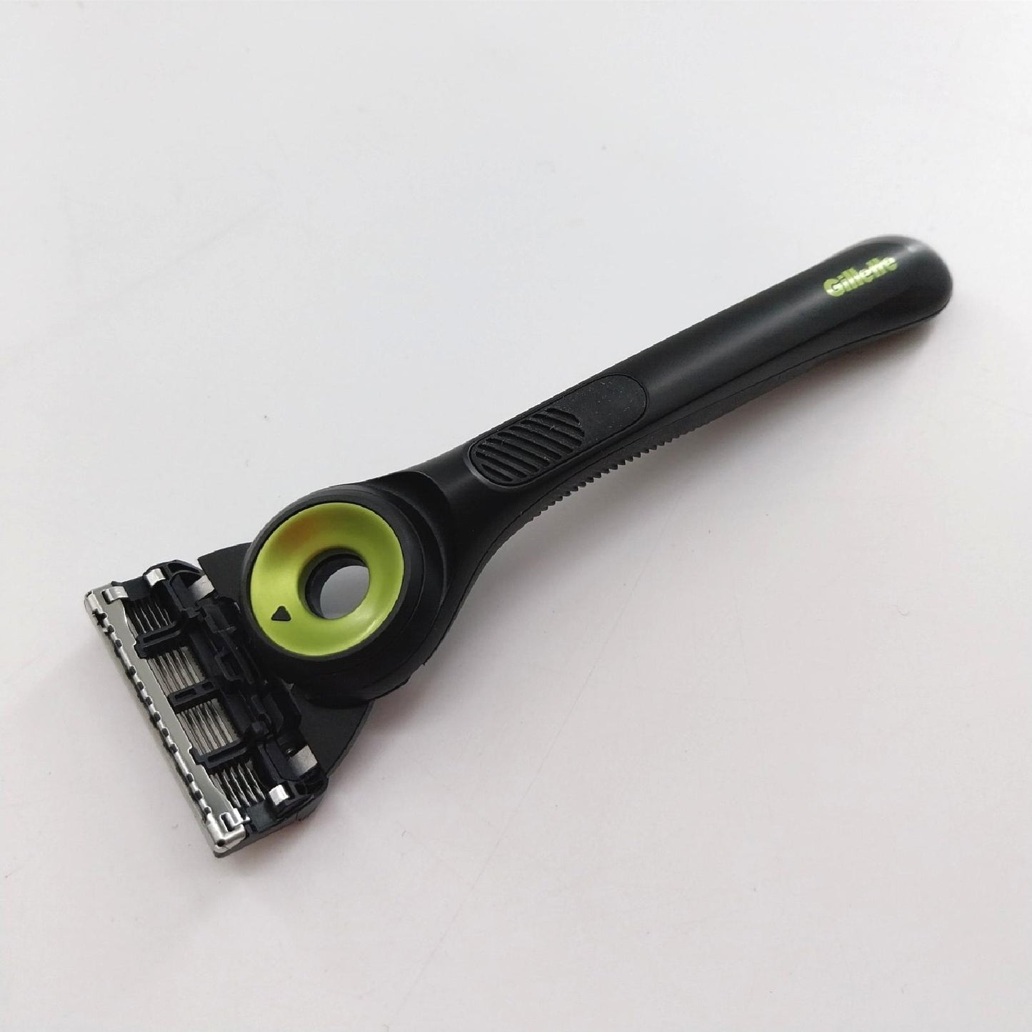 Gillette Rasierer Herrenpflege Rasierapparat mit 5 Ersatzklingen magnetische Basis Pflege