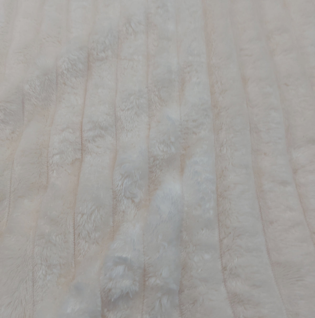 BEDELITE Kuscheldecke Flauschig Deko Decke für Couch, Cremeweiß, 150x200