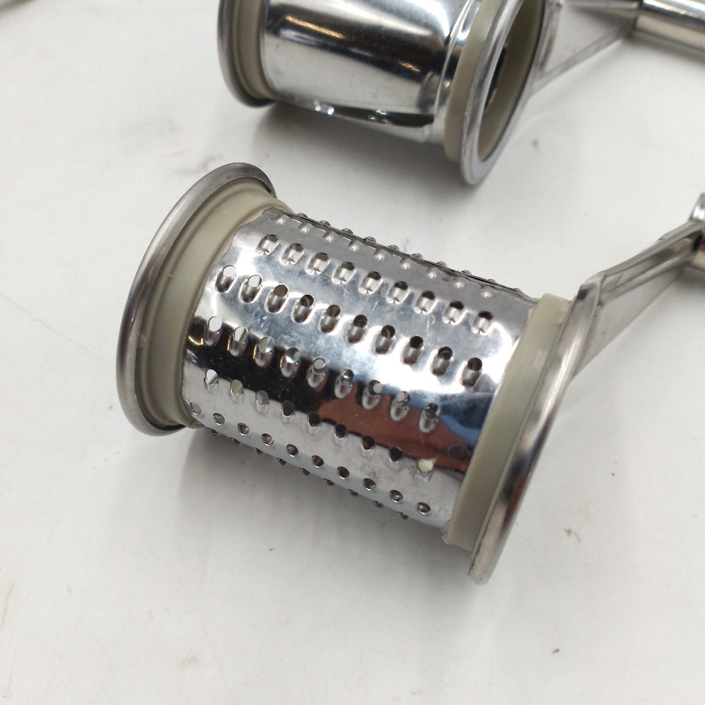 La Bonne Graine Mühle Käseraspel Küchenhelfer Rohkost Reiben Edelstahl Tromm