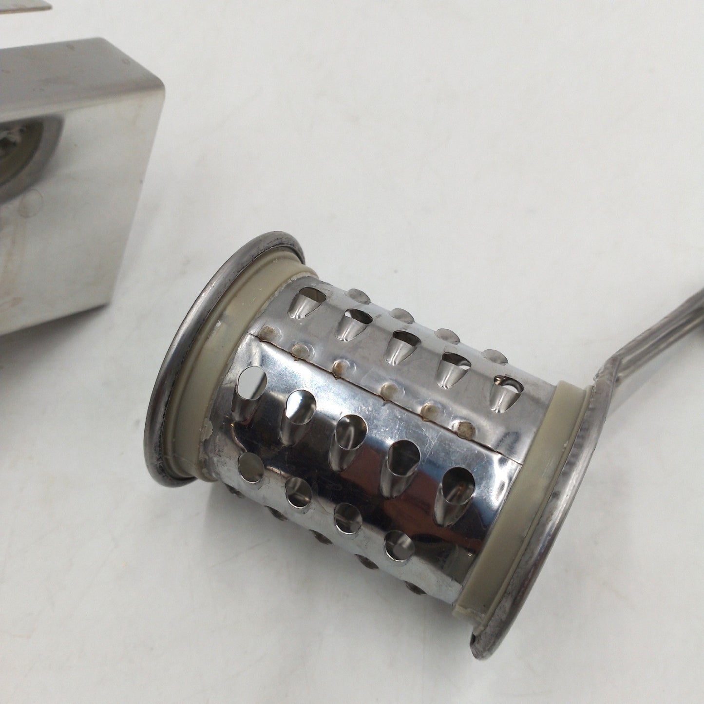 La Bonne Graine Mühle Käseraspel Küchenhelfer Rohkost Reiben Edelstahl Tromm
