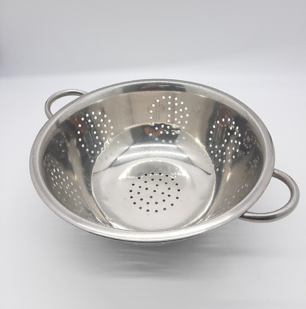 Relaxdays Küchensieb Edelstahl Seiher mit Griffen runder Standfuß silber Accessory