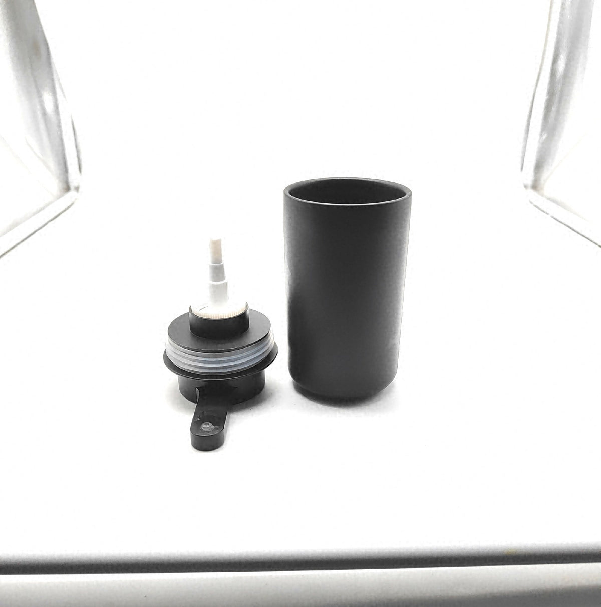 Wenko Woya Wand Seifenspender nachfüllbarer Pumpspender aus Keramik bis zu 250 ml