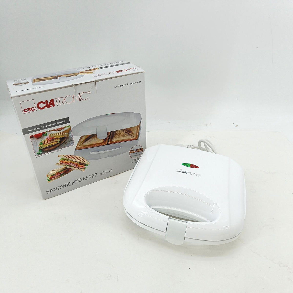 Clatronic Sandwichmaker ST 3813 weiß dreieckige Platten Antihaftbeschichtung Backampel 820 Watt