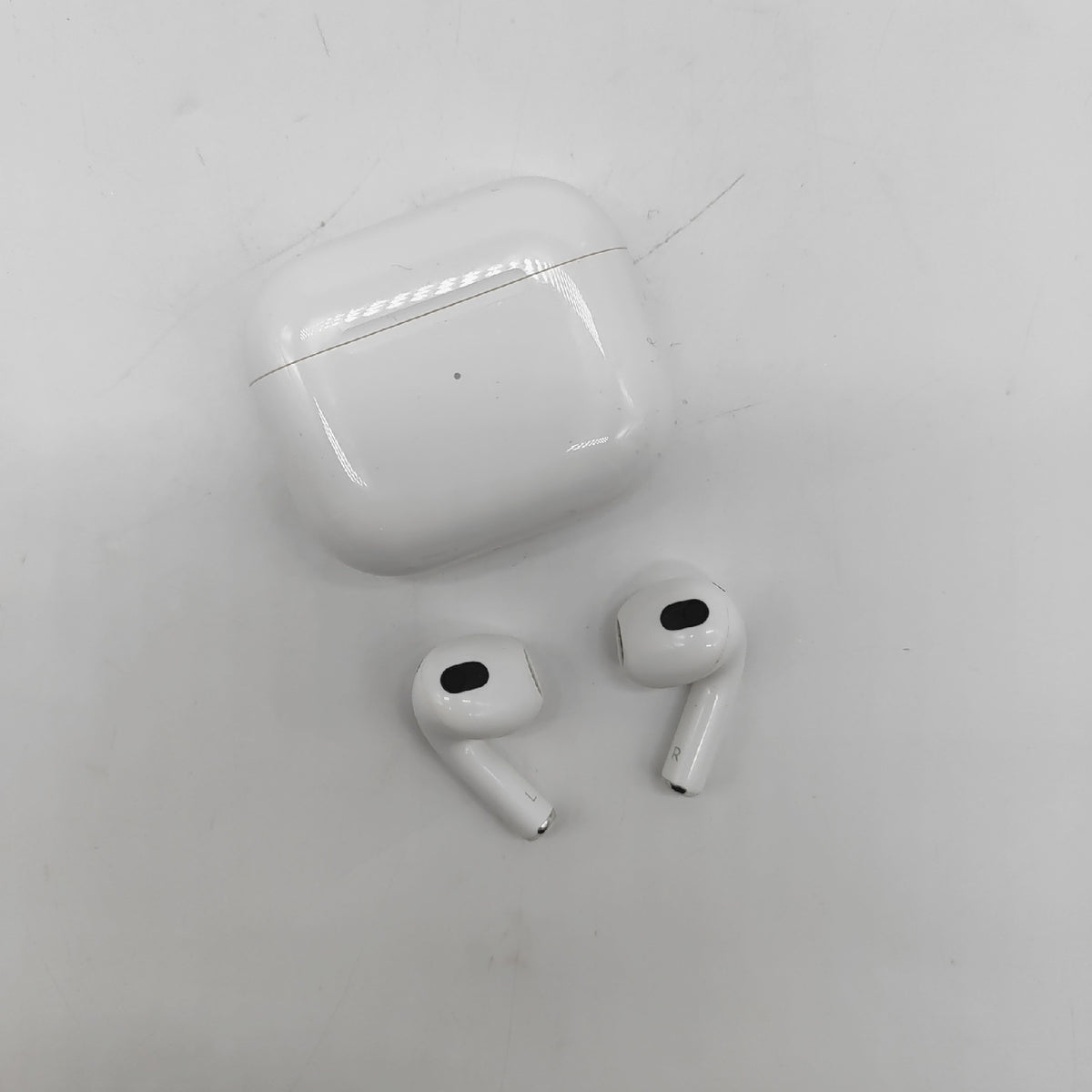 Apple Airpods 3. Generation -- Ladecase Weiß (169,99) - Defekt