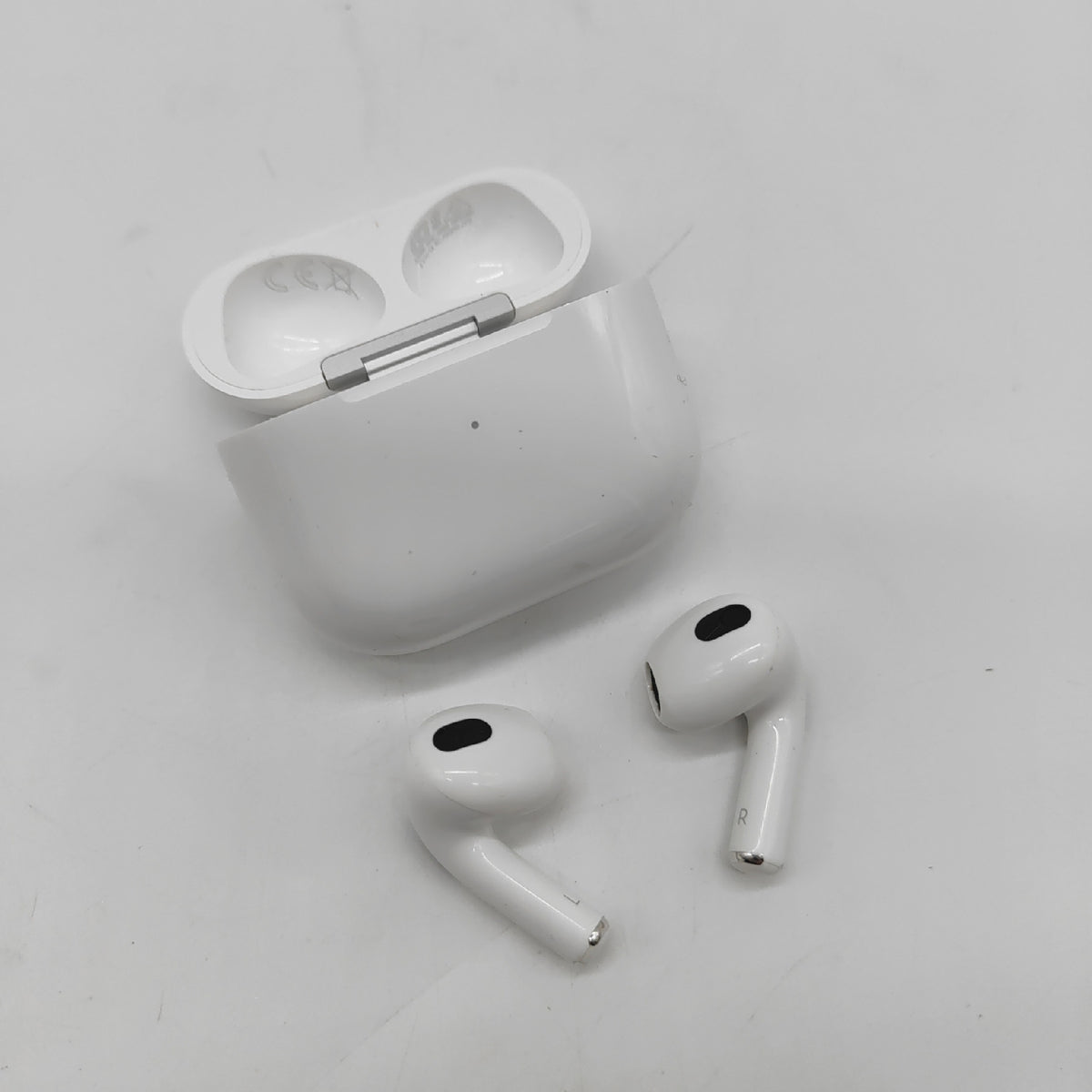 Apple Airpods 3. Generation -- Ladecase Weiß (169,99) - Defekt