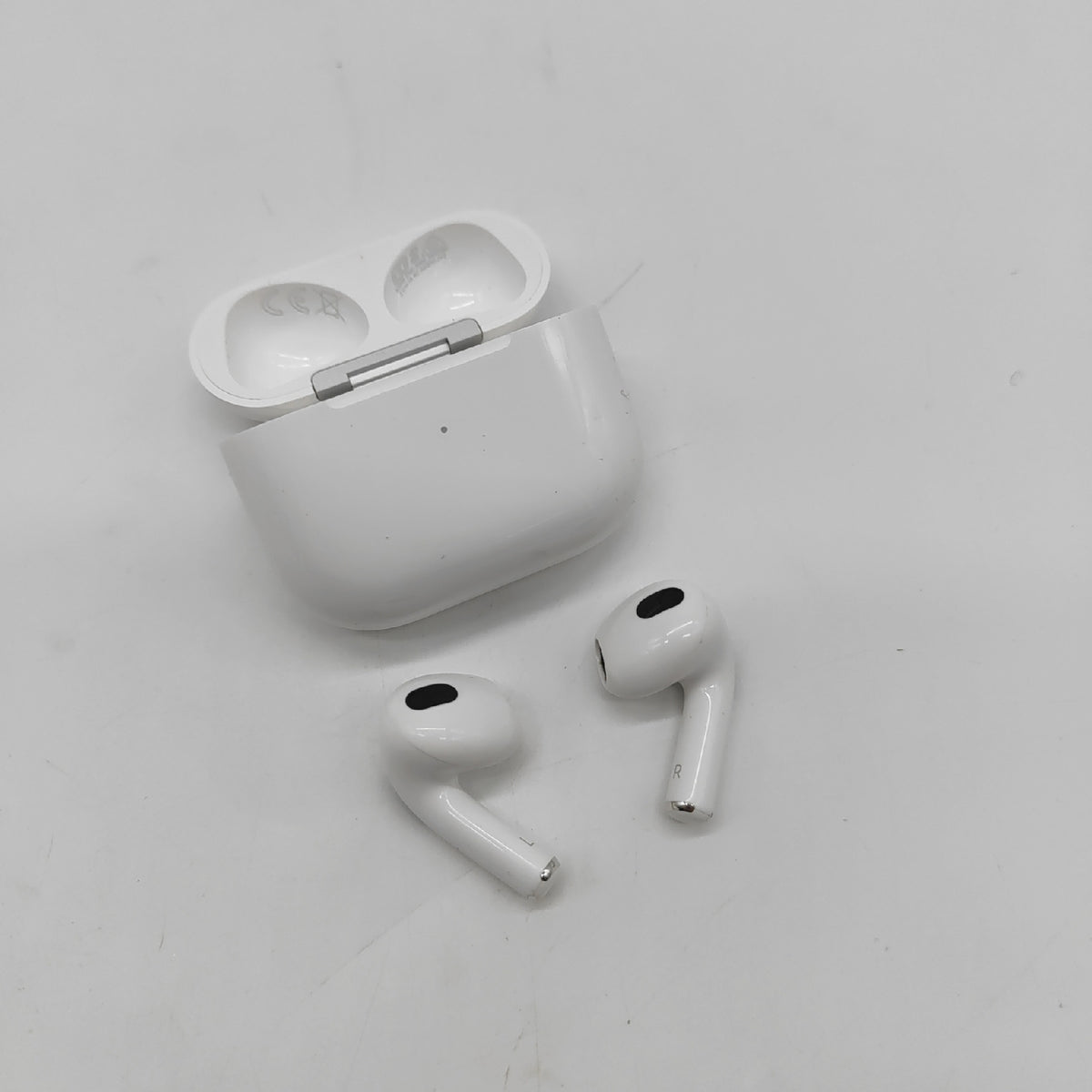 Apple Airpods 3. Generation -- Ladecase Weiß (169,99) - Defekt