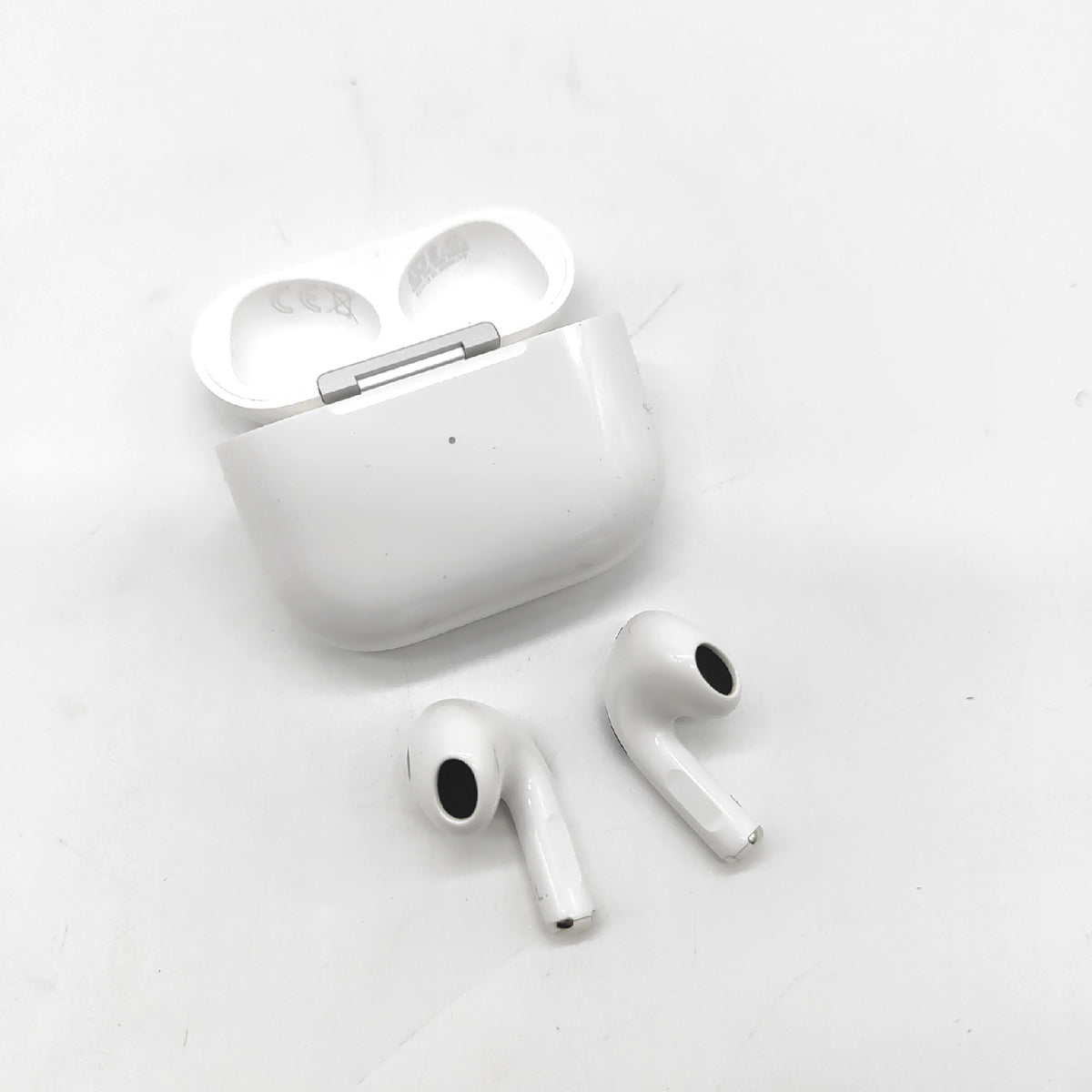 Apple Airpods 3. Generation -- Ladecase Weiß (169,99) - Defekt