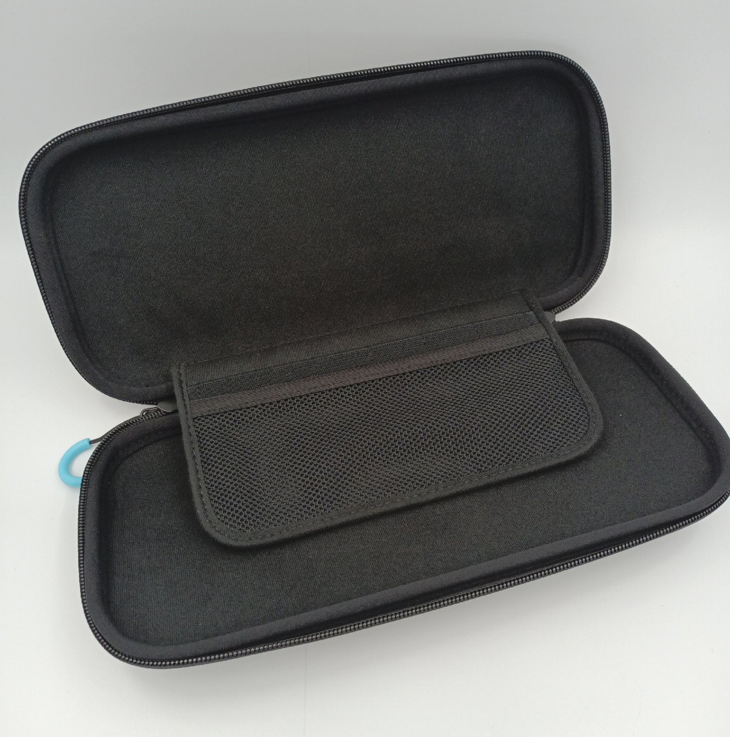 Offizielle Nintendo Switch 2 Huelle mit Halter fuer Spiele ohne Folie