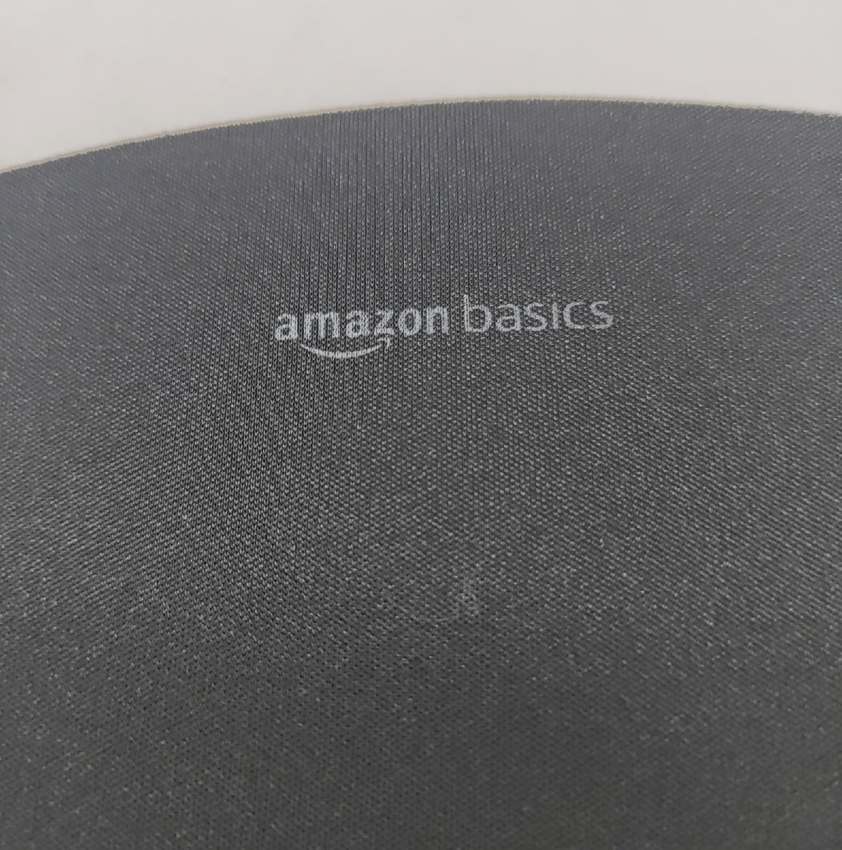 Amazon Basics Mauspad mit Gel-Handballenauflage Schwarz 20 x 25 cm unregelmäßig