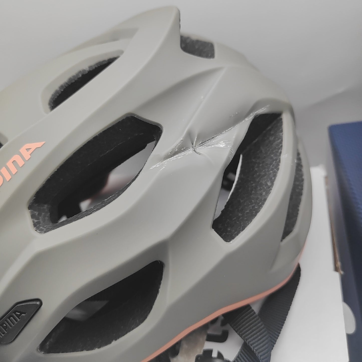 Helme Kopfschutz verschieden MArken Radhelme Fahrraadhelme Schäden
