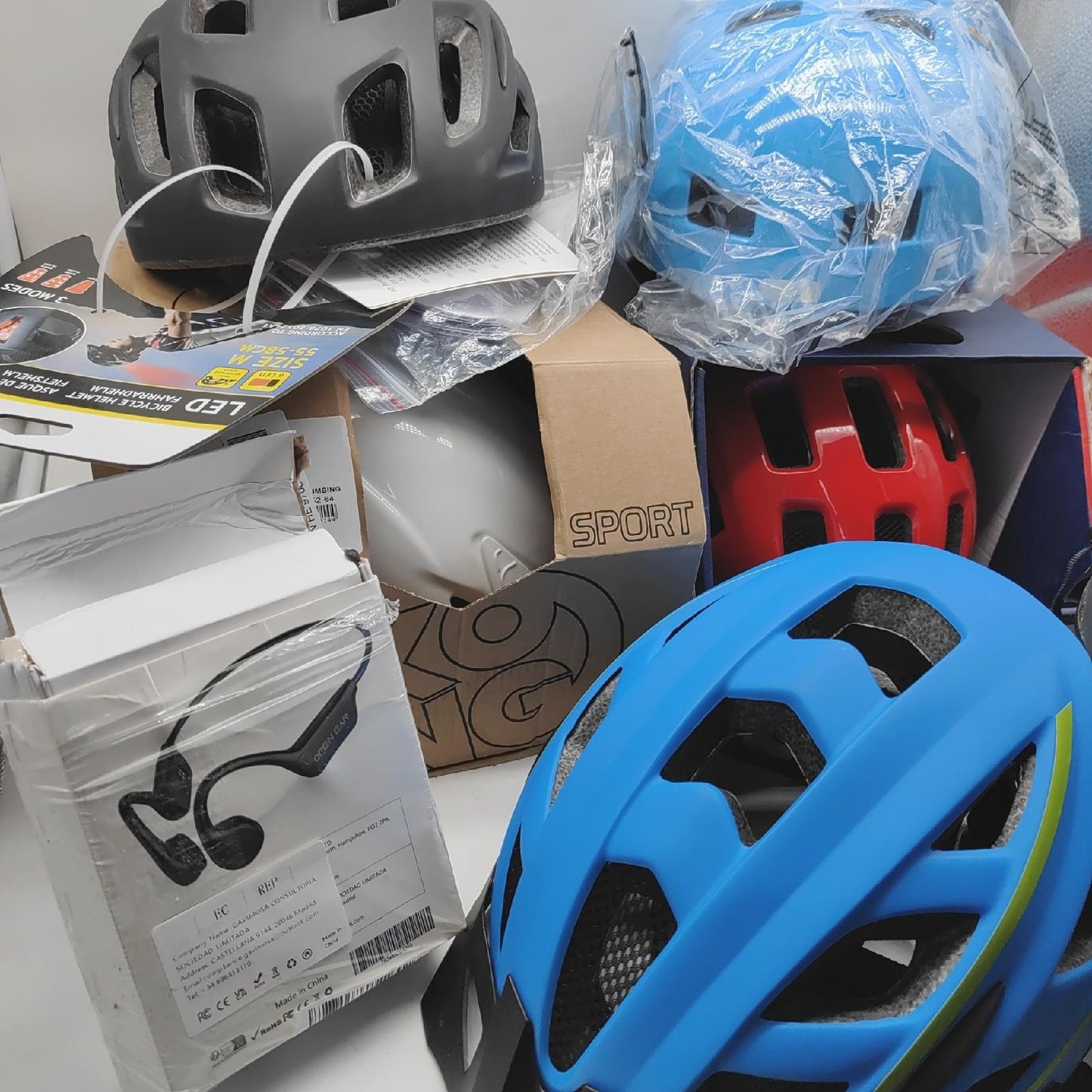 Helme Radhelm Fahrradhelme verschiedene Helme defekt