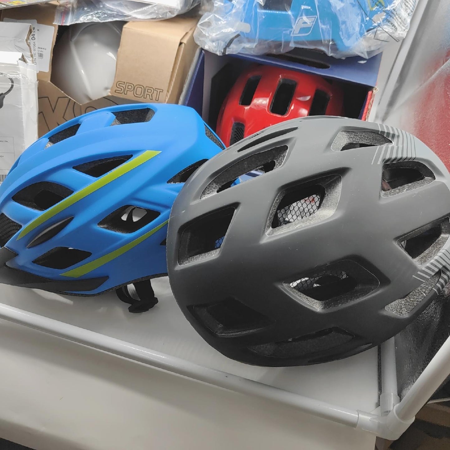 Helme Radhelm Fahrradhelme verschiedene Helme defekt