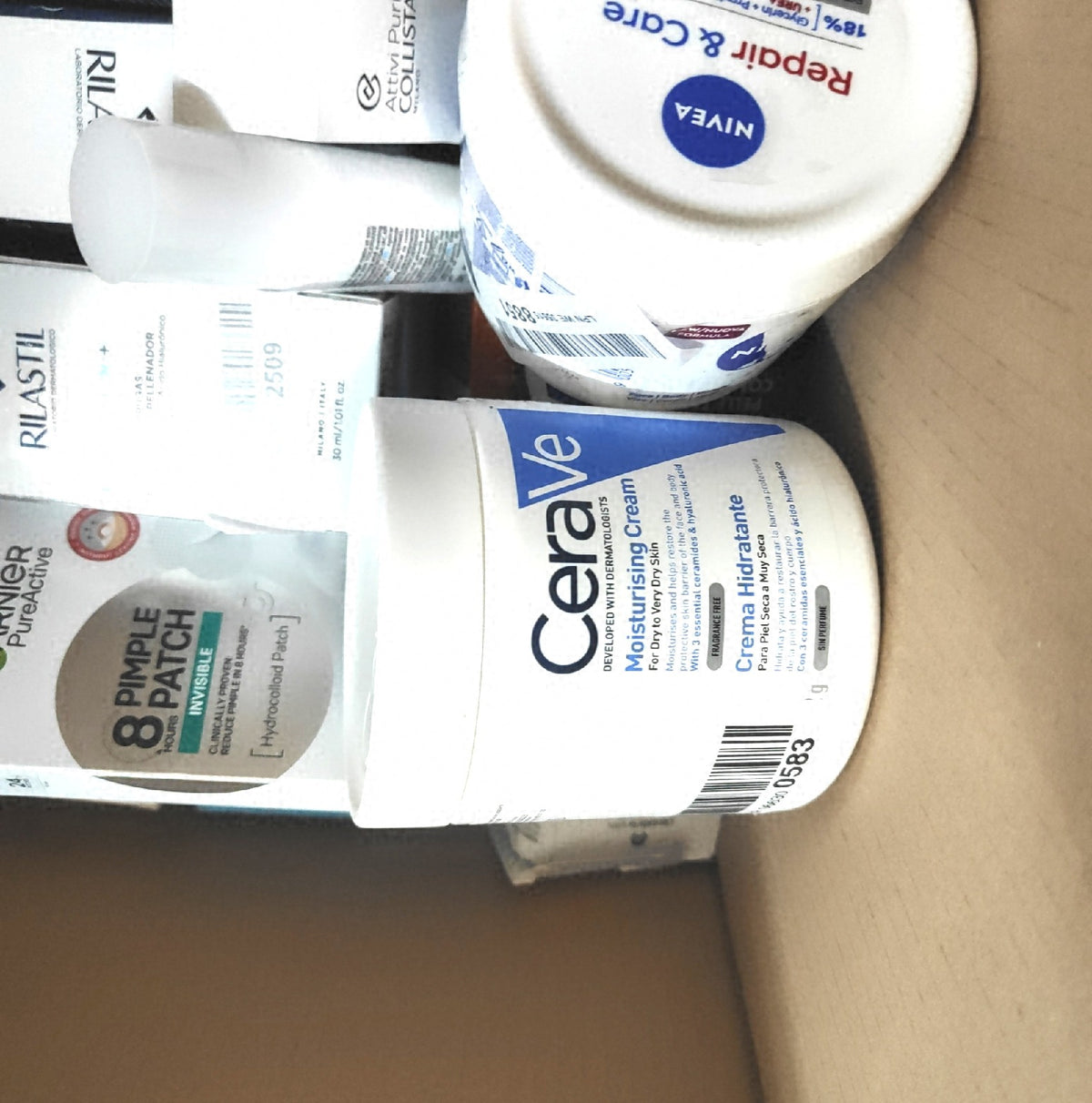 Großes Paket mit diversen Kosmetik- und Pflegeprodukten - geöffnet