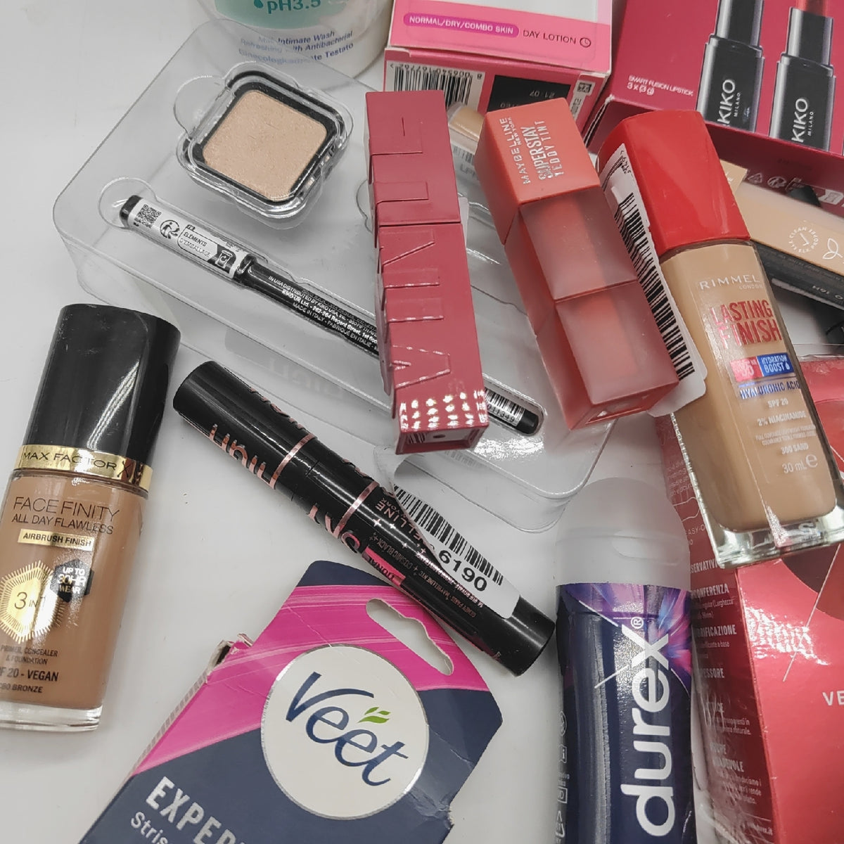 Loreal Creme Drogerie Schminke geöffnet für Pflege Körperpflege Beauty Routine